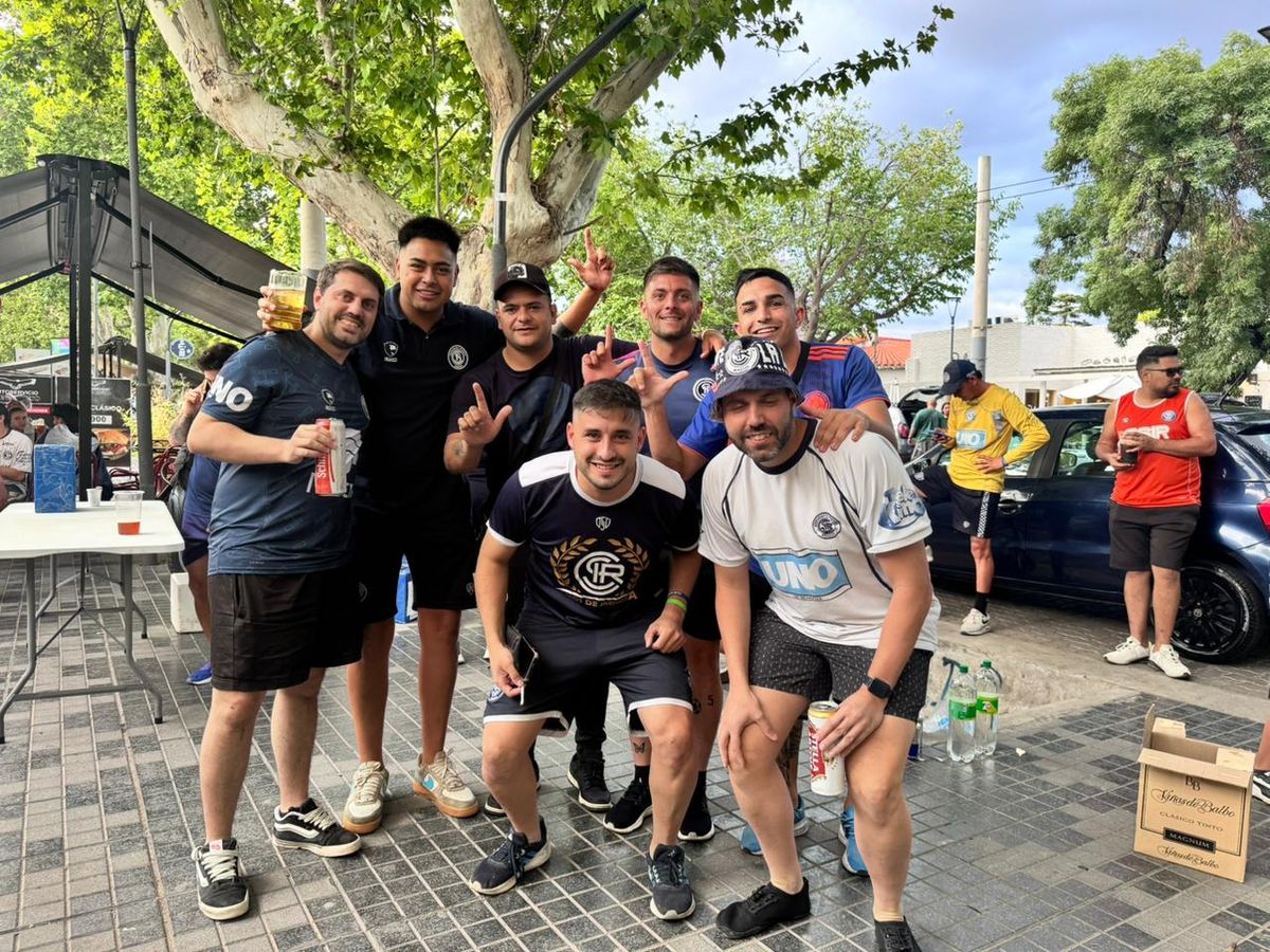 Los hinchas de Independiente Rivadavia en la previa del partido.