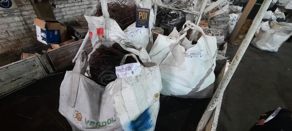 La Policía secuestro casi 2 toneladas de cable de cobre en Godoy Cruz. La Policía secuestro casi 2 toneladas de cable de cobre en Godoy Cruz.