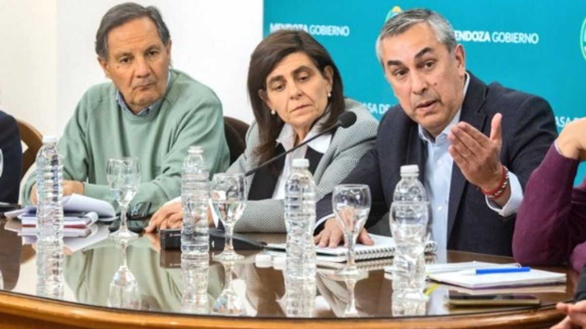 De izquierda a derecha: el gerente general de ProMendoza, Mario Lázzaro; la senadora nacional Mariana Juri y el ministro de Economía y Energía provincial, Enrique Vaquié.