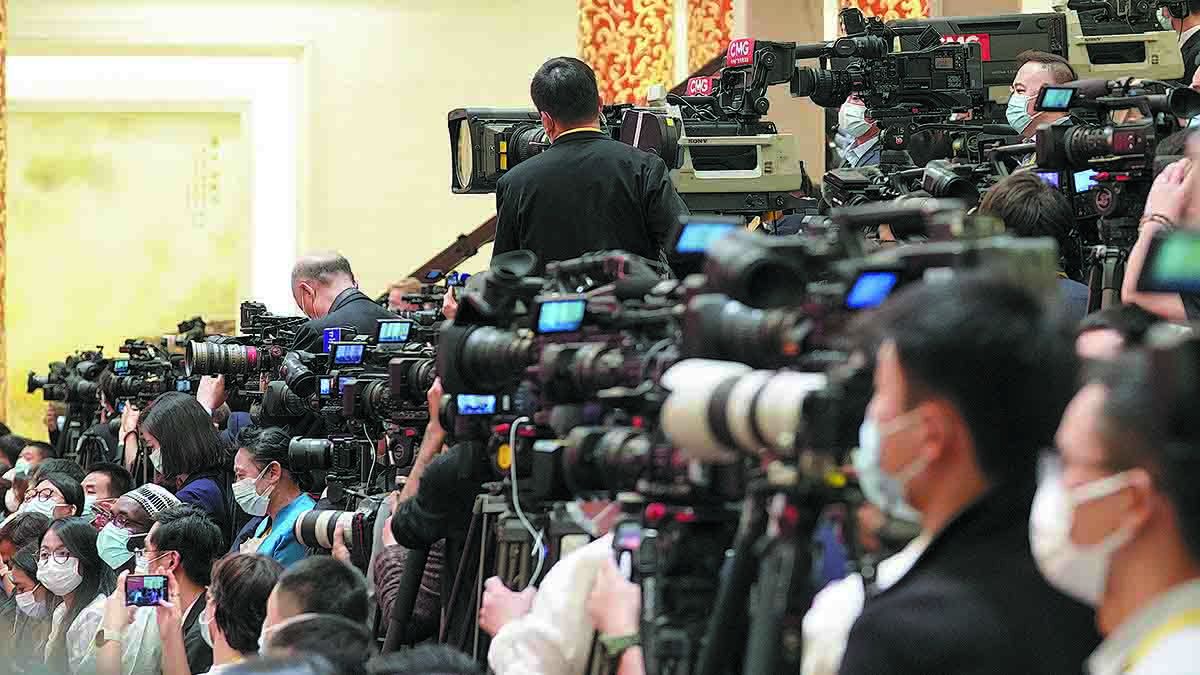 Los periodistas toman fotos mientras los miembros de la nueva dirección central del Partido Comunista de China se reúnen con los medios. MAO JIANJUN / SERVICIO DE NOTICIAS DE CHINA