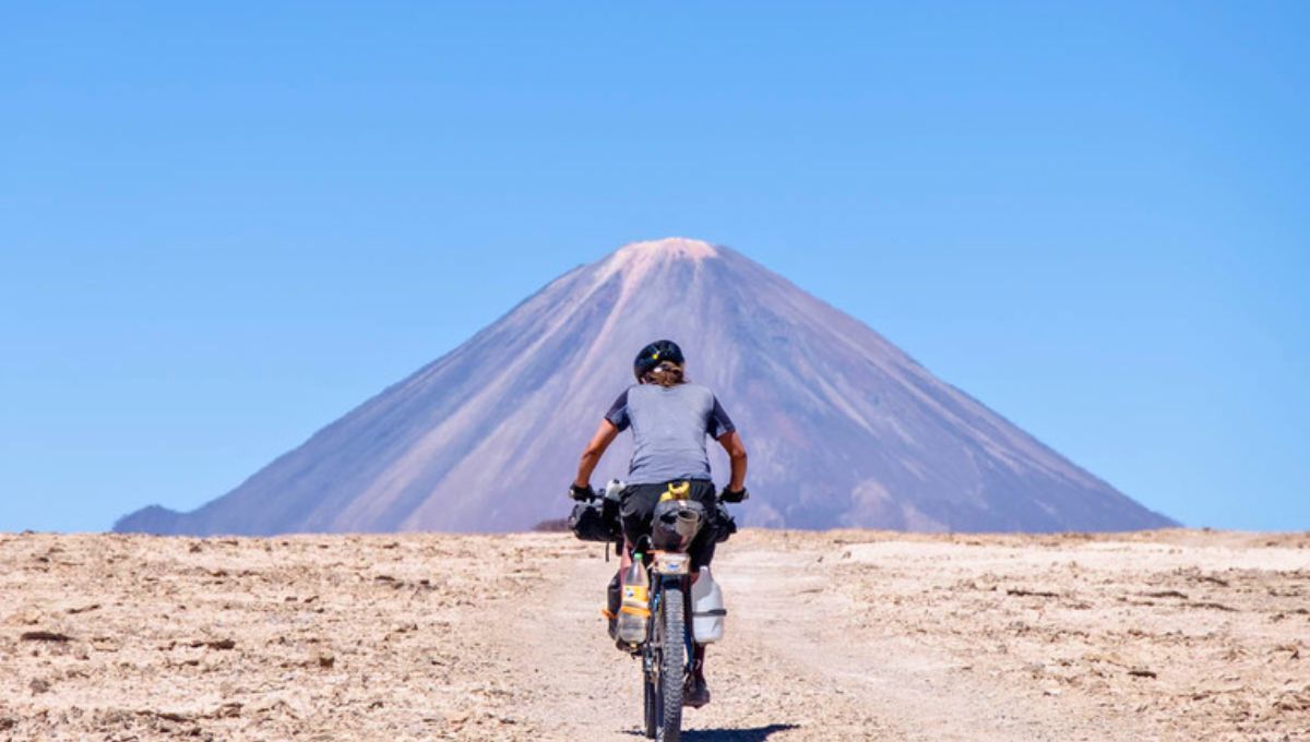 La ruta de ensueño para andar en bicicleta: entre volcanes, salares y manantiales esta travesía es única. Fuente: Monteadentro.cc