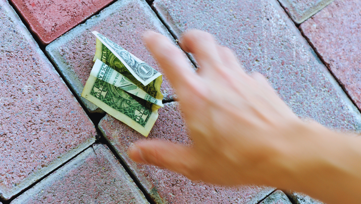 La numerología revela el significado de encontrarse billetes en la calle
