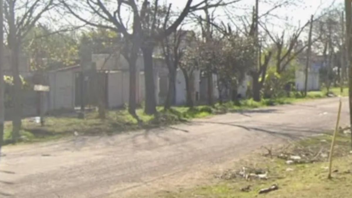 Un hombre acusado de haber violado a un adolescente de 17 años fue asesinado a puñaladas y balazos por un grupo de vecinos. Un hombre acusado de haber violado a un adolescente de 17 años fue asesinado a puñaladas y balazos por un grupo de vecinos.