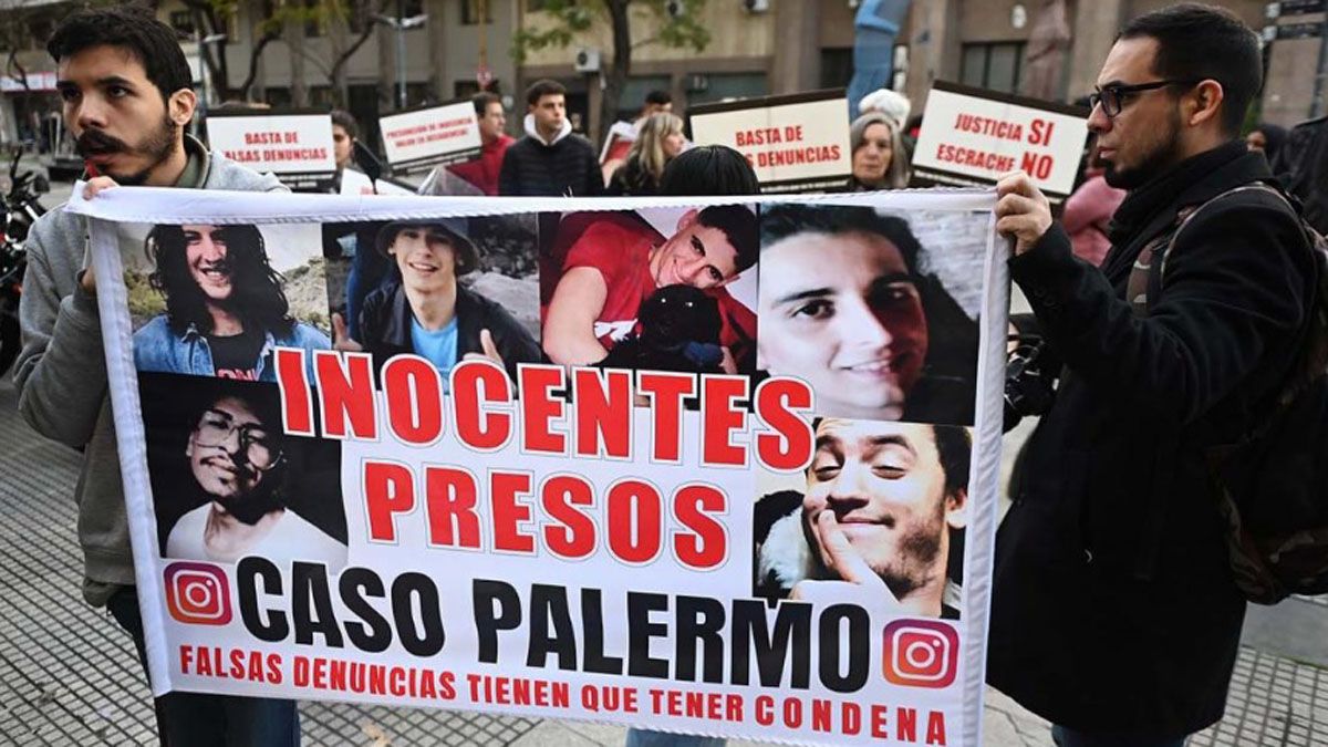 Los familiares de los seis acusados se manifestaron en la puerta de los Tribunales porteños, reclamando la inocencia de los jóvenes Los familiares de los seis acusados se manifestaron en la puerta de los Tribunales porteños, reclamando la inocencia de los jóvenes