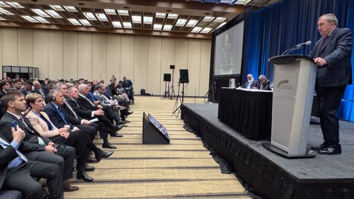En primera fila, Alfredo Cornejo junto a la ministra de Energía y Ambiente, Jimena Latorre. En primera fila, Alfredo Cornejo junto a la ministra de Energía y Ambiente, Jimena Latorre.