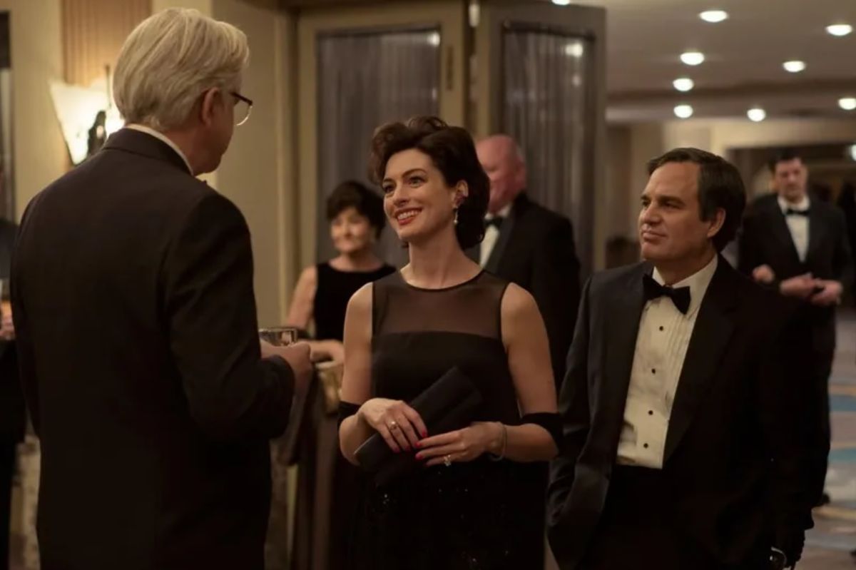 Mark Ruffalo y Anne Hathaway, los protagonistas de esta excelente producción que está en Netflix