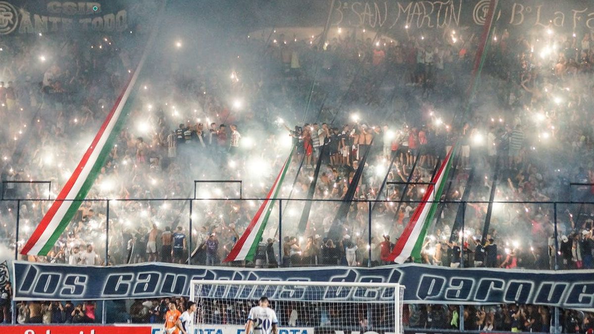 Los Caudilos del Parque fueron lo mejor de la noche en el Gargantini (UNO/Nicolás Ríos) Los Caudilos del Parque fueron lo mejor de la noche en el Gargantini (UNO/Nicolás Ríos)