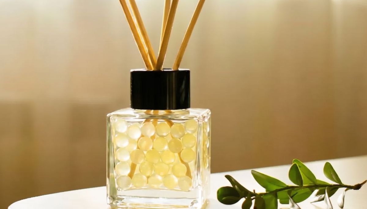 Aprende cómo hacer un perfume casero con perlas de hidrogel. Imagen creada con Gemini.