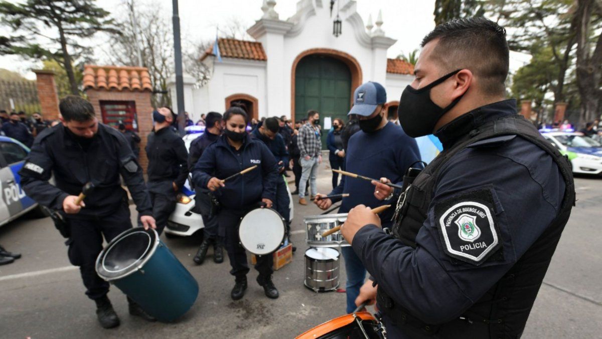Rebelión policial. Desafectaron a 400 policías que amenazaron la Residencia de Olivos.