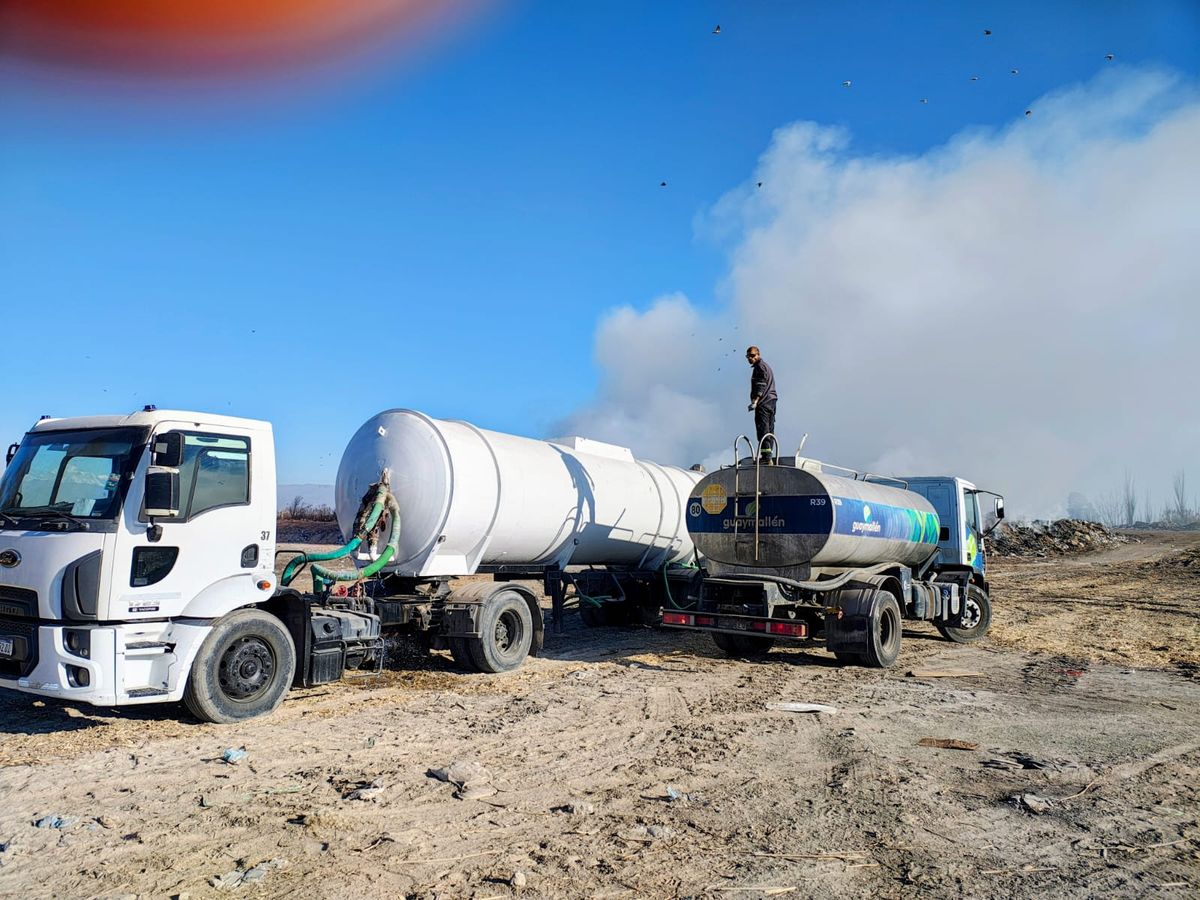El incendio en un terreno en Guaymallén no afectó viviendas de la zona. Dotaciones de bomberos trabajaron todo el día. El incendio en un terreno en Guaymallén no afectó viviendas de la zona. Dotaciones de bomberos trabajaron todo el día.