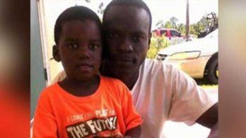 Triste: el hombre que no pudo salvar a su hijo del huracán Dorian
