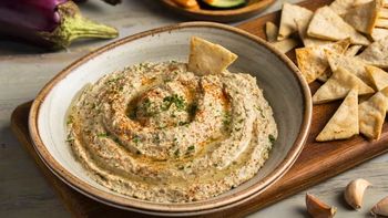 Babaganush: cómo es la receta del hummus de berenjena ahumada con especias y en segundos Babaganush: cómo es la receta del hummus de berenjena ahumada con especias y en segundos