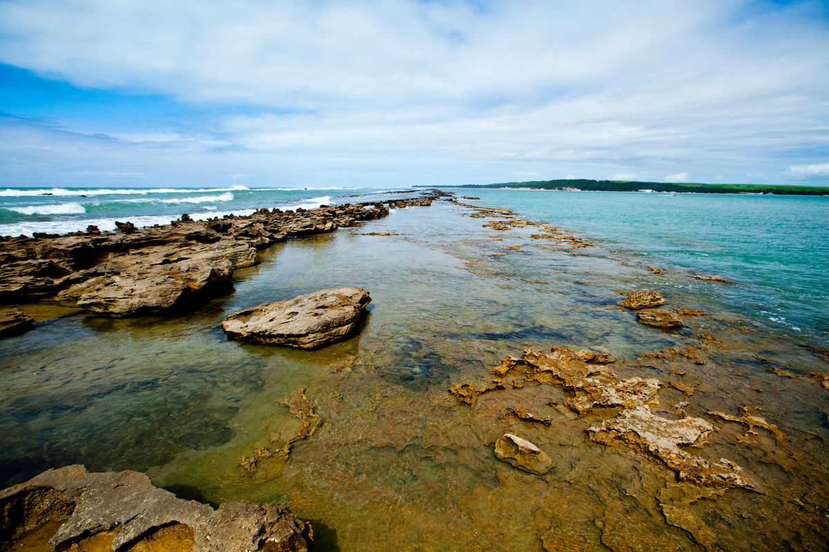 Cuando la marea baja se forma una espectacular piscina natural. Imagen: Pexels.