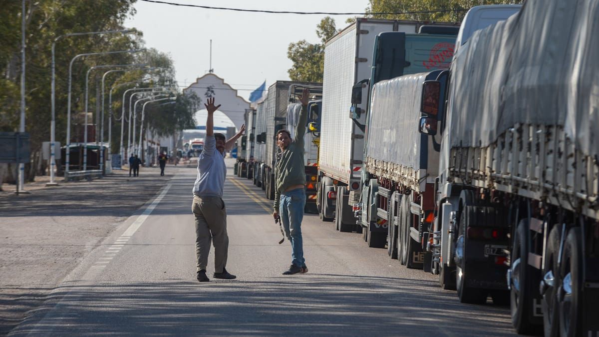 El Gobierno nacional intervino en el conflicto de los productores de Mendoza con San Luis. El ministro del Interior, Wado de Pedro llamó a uno de los productores que está en el corte en el límite con San Luis y acordaron un principio de diálogo