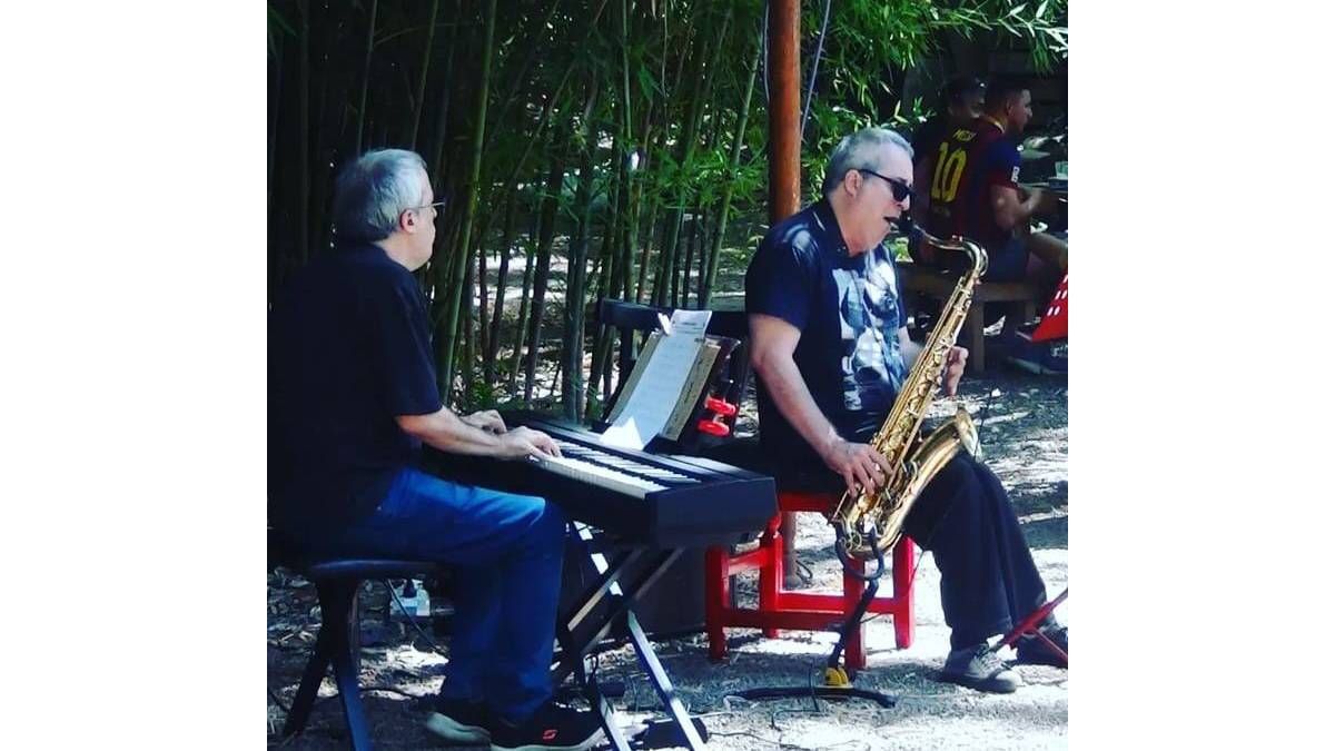 Osvaldo (piano) y Rodolfo (saxo tenor y clarinete) comenzaron su formación musical a los seis años. Osvaldo (piano) y Rodolfo (saxo tenor y clarinete) comenzaron su formación musical a los seis años.