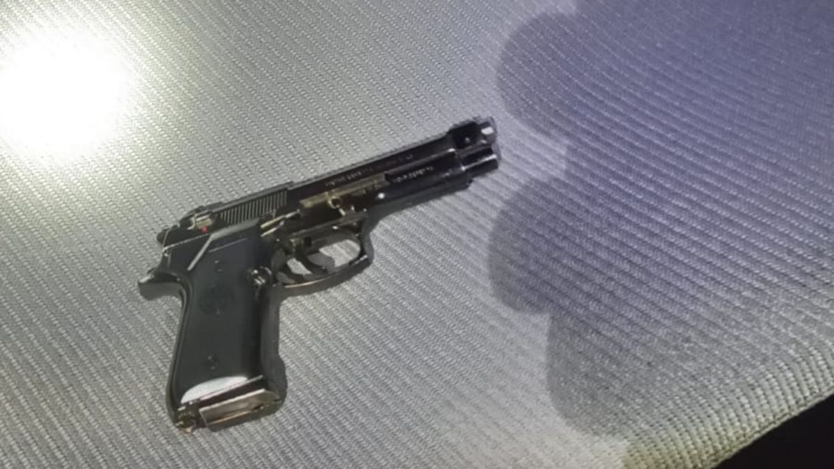 Este es la réplica de pistola -dispara balines con CO2- que portaba el detenido en Guaymallén y de la que quiso desprenderse.