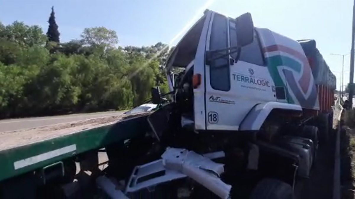 Un choque entre dos camiones y un auto pudo ser una tragedia en el Acceso Este