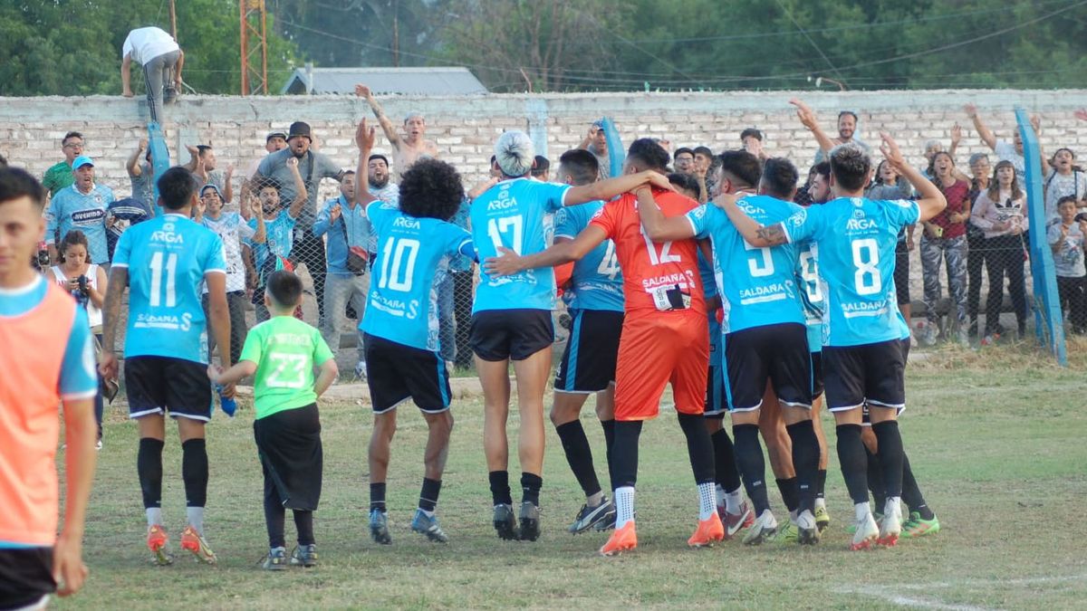 El Celeste festejó el triunfo tras ganarle a La Dormida en Santa Rosa. El Celeste festejó el triunfo tras ganarle a La Dormida en Santa Rosa.