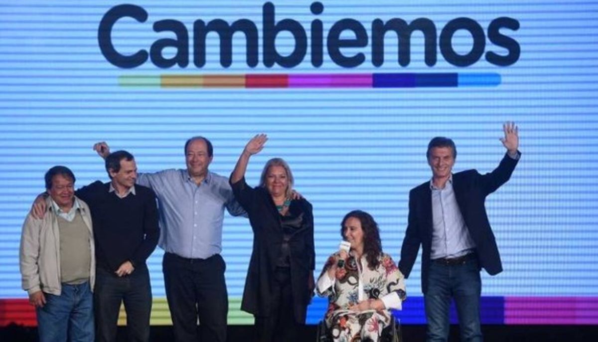 2015. Ernesto Sanz junto a Mauricio Macri tras ganar las elecciones. El sanrafaelino quiere que se reflote Cambiemos. 2015. Ernesto Sanz junto a Mauricio Macri tras ganar las elecciones. El sanrafaelino quiere que se reflote Cambiemos.