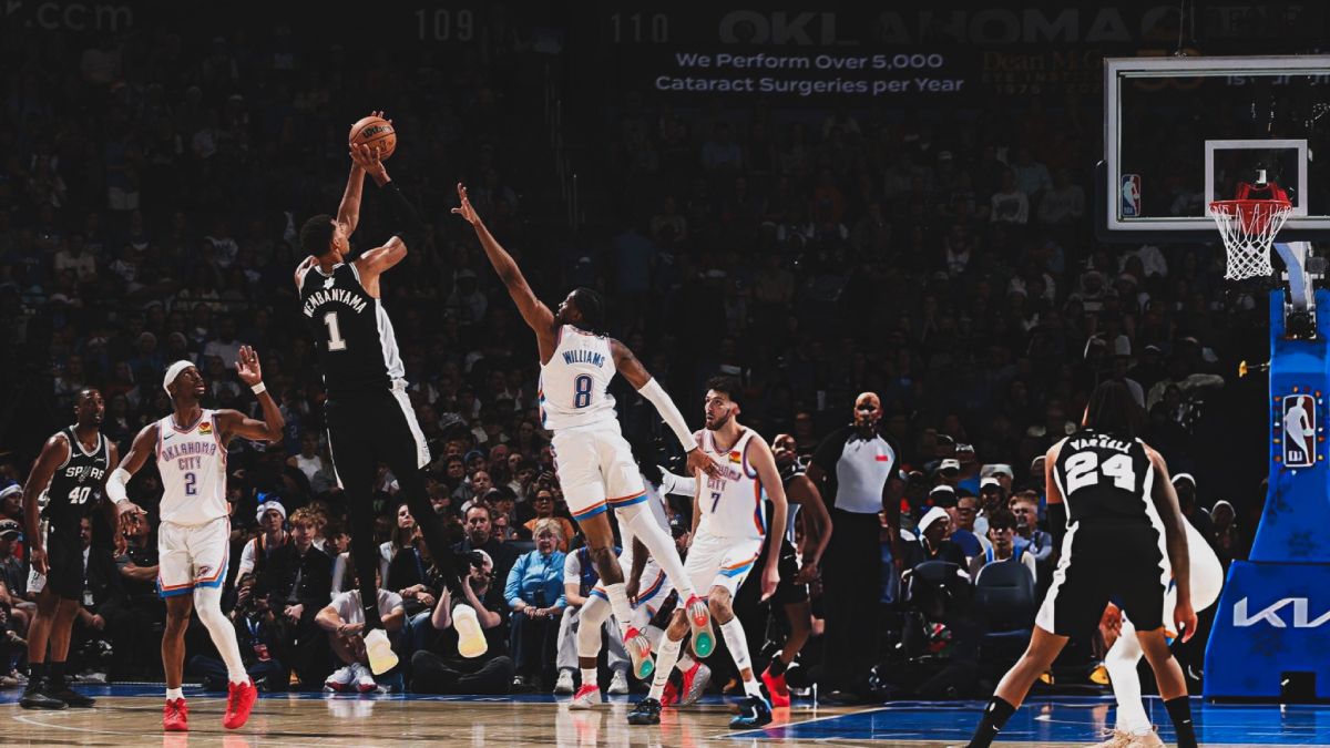 Victor Wembanyama se levanta y anota uno de sus 19 tantos. San Antonio Spurs lleva tres triunfos segudos sobre el campeón Oklahoma City Thunder en el Christmas Day de la NBA.