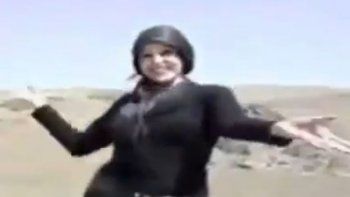 Desafía al gobierno iraní bailando arriba de un auto y quitándose su hiyab