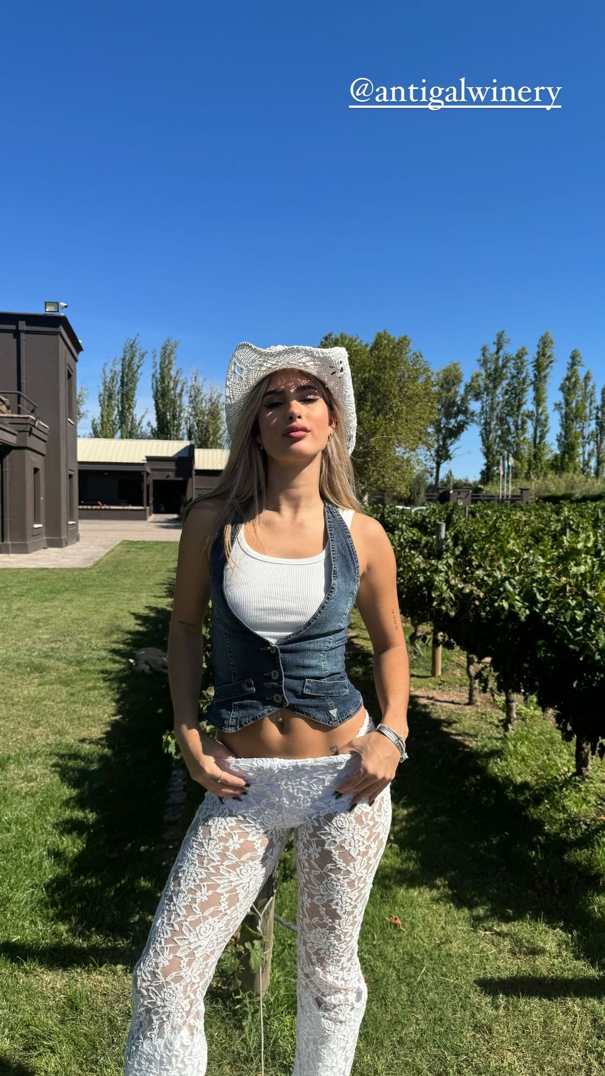 Desde los viñedos, Julieta Poggio luces pantaloncitos ultra transparentes y paraliza el cowboy. Desde los viñedos, Julieta Poggio luces pantaloncitos ultra transparentes y paraliza el cowboy.