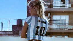 Sol Pérez alentó en tanga a la Selección