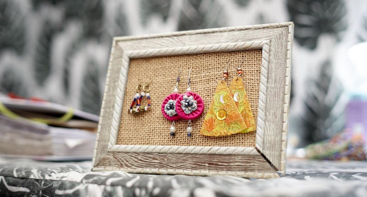 Eugenia realiza la bijuterie con todos materiales reutilizados, CDs, papel, madera, vidrios recuperados. Eugenia realiza la bijuterie con todos materiales reutilizados, CDs, papel, madera, vidrios recuperados.