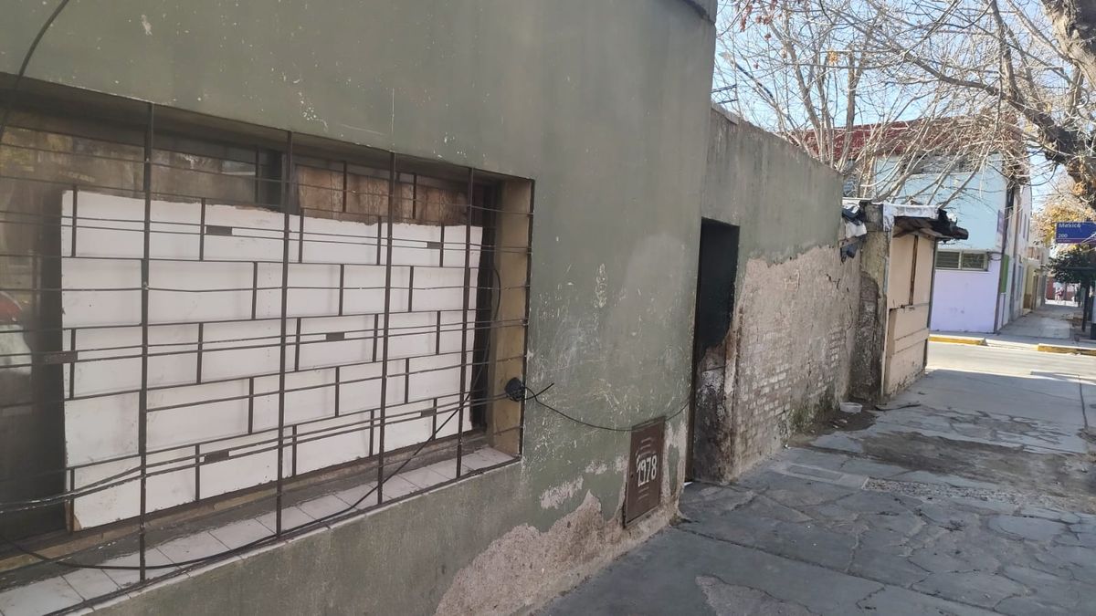La vivienda está ubicada en Adolfo Calle al 1.918 de Guaymallén. La ventana que da al frente está semitapiada y a la puerta le queda una sola faja de seguridad de las cuatro que tenía. La vivienda está ubicada en Adolfo Calle al 1.918 de Guaymallén. La ventana que da al frente está semitapiada y a la puerta le queda una sola faja de seguridad de las cuatro que tenía.