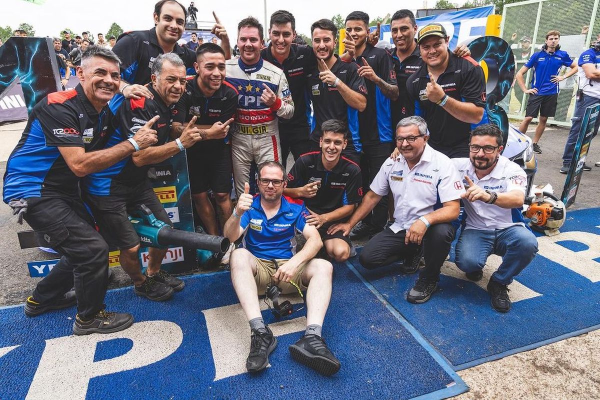Bernardo Llaver y el equipo Honda de TC2000 celebran la victoria en Concordia Bernardo Llaver y el equipo Honda de TC2000 celebran la victoria en Concordia
