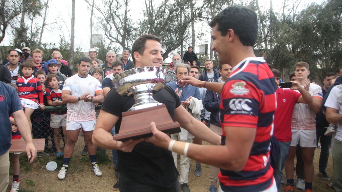 Como premio extra, Los Tordos ganó la Copa Carlos Papita Guiñazú y la entregó el propio Eusebio Guiñazú.