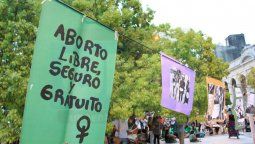 Con un tuitazo y pañuelazo reclaman la aprobación del aborto legal