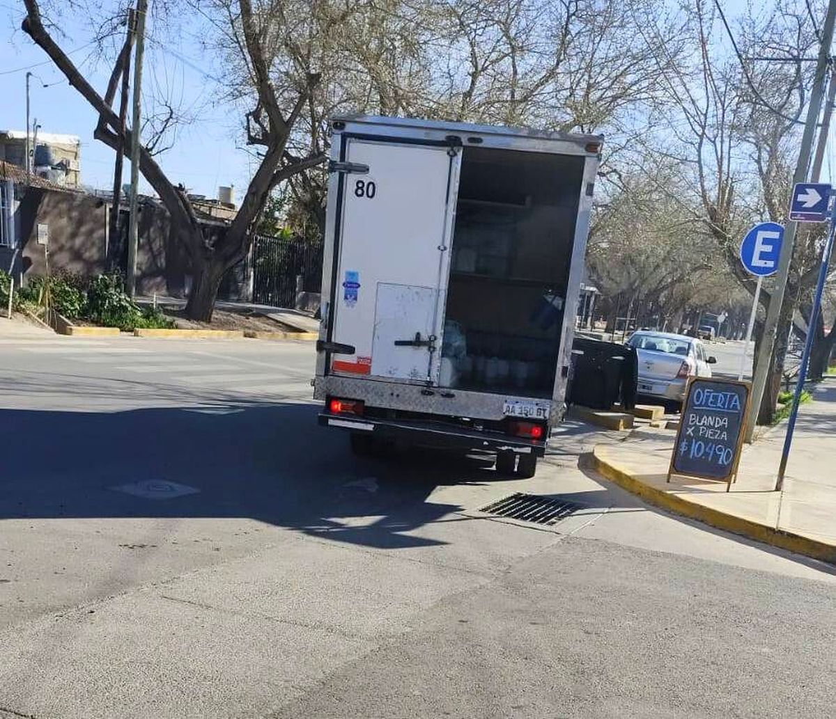 Los camiones recolectores de orina. Los camiones recolectores de orina.