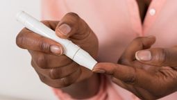 Toda persona que suele tener valores elevados de azúcar en sangre, debería sí o sí sumar una alimentación saludable a su vida, como así también actividad física. Foto: gentileza Medlineplus.