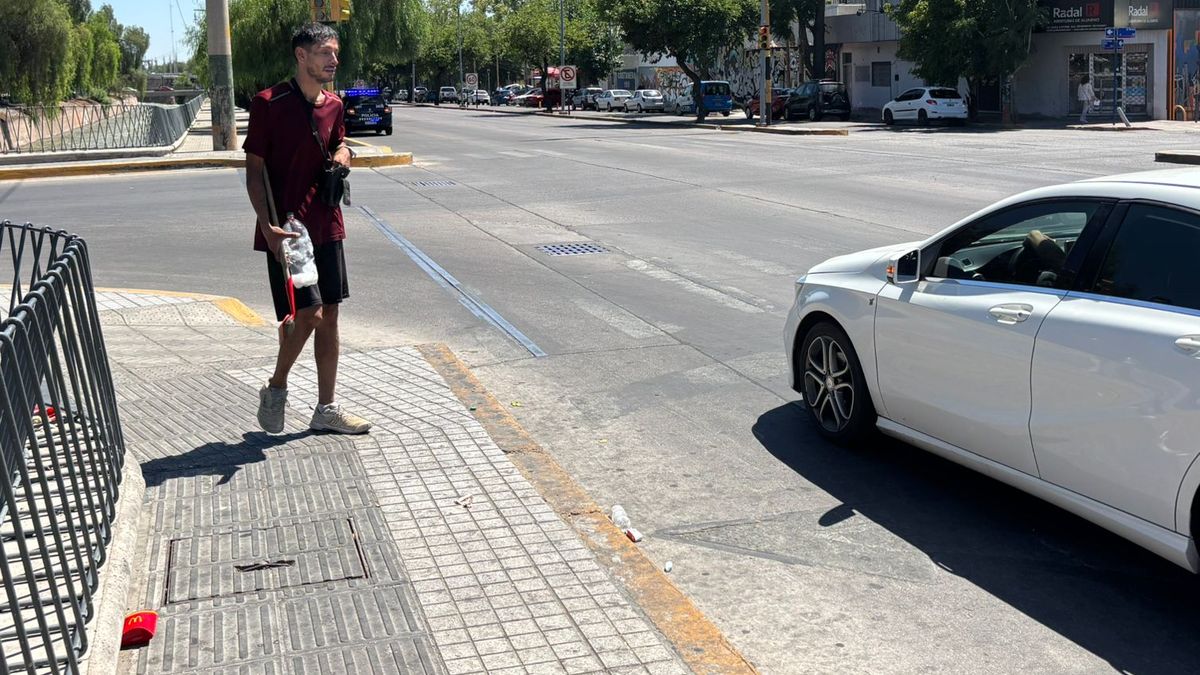 Alexander salvó a una mujer de arrojarse al zanjón. Fotos: Matías Pascualetti.