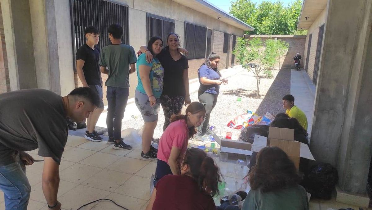El más hermoso árbol, el que realizaron entre todos los chicos de la escuela secundaria Nélida Blanca de Gutiérrez. El más hermoso árbol, el que realizaron entre todos los chicos de la escuela secundaria Nélida Blanca de Gutiérrez.