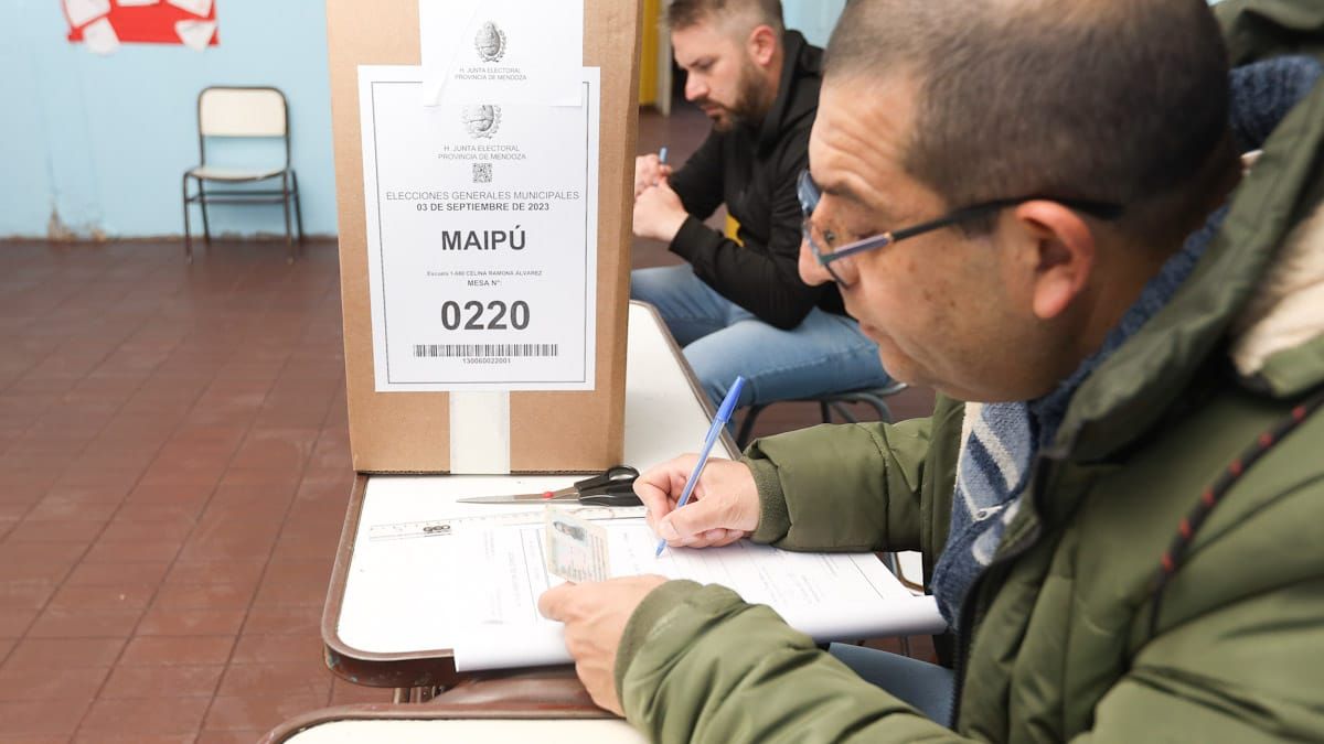 Jorge Albarracín, el titular de la Junta Electoral de Mendoza, dijo que las últimas mesas quedaron constituidas cerca de las 8:30 de este domingo 3 de septiembre. Jorge Albarracín, el titular de la Junta Electoral de Mendoza, dijo que las últimas mesas quedaron constituidas cerca de las 8.30 de este domingo 3 de septiembre.