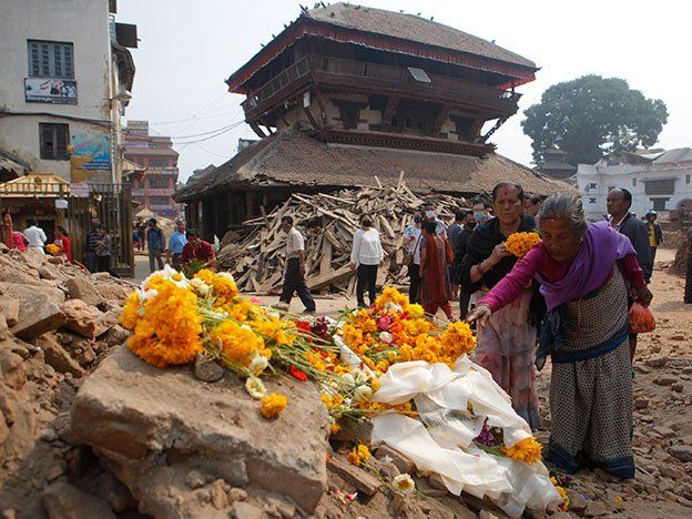 Miles de nepalíes hicieron un emotivo ritual por las víctimas del terremoto