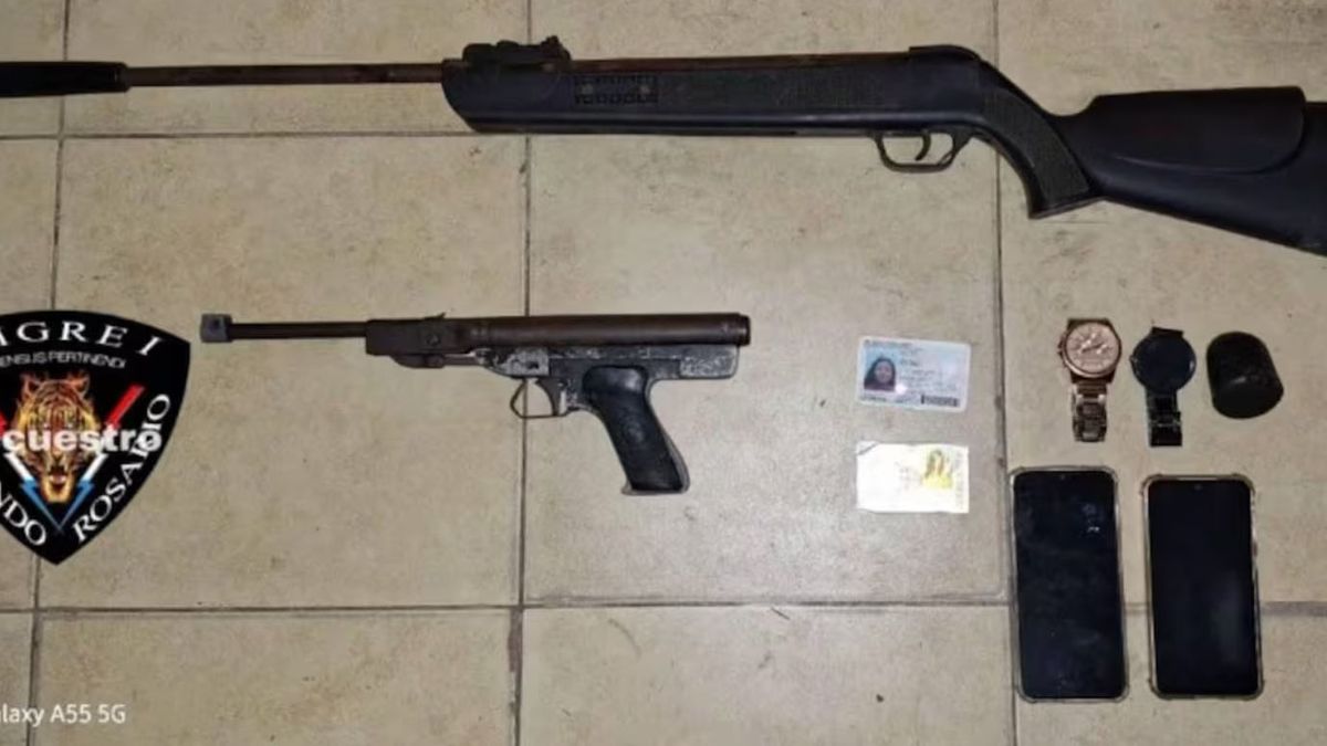 Los elementos que fueron secuestrados que estaban en poder de la pareja detenida por utilizar a su hijo en un robo Los elementos que fueron secuestrados que estaban en poder de la pareja detenida por utilizar a su hijo en un robo