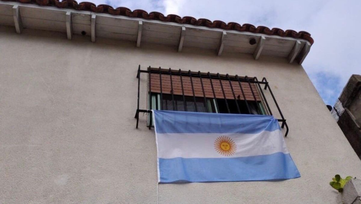 Qué significa tener la bandera argentina colgada en la ventana de la casa
