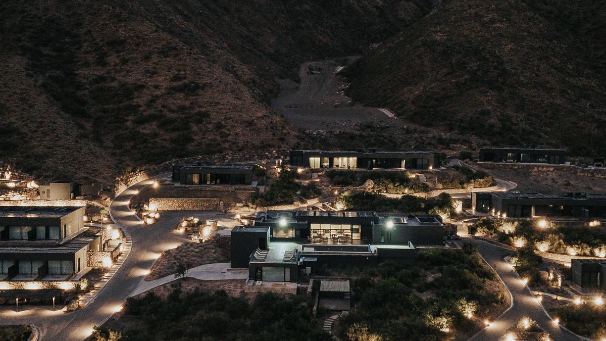 De noche, el lugar se convierte en una postal paradisíaca: un oasis en medio de la precordillera. De noche, el lugar se convierte en una postal paradisíaca: un oasis en medio de la precordillera.