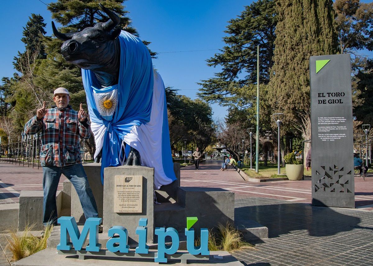 Un vecino se muestra feliz con el Toro de Giol embanderado y comparado con el Toro Lautaro Martínez.