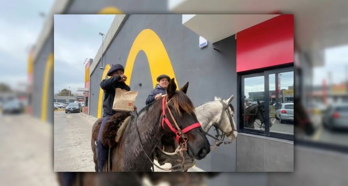 A caballo, los peque&ntilde;os jinetes disfrutaron de su hamburguesa. Foto: redes&nbsp;