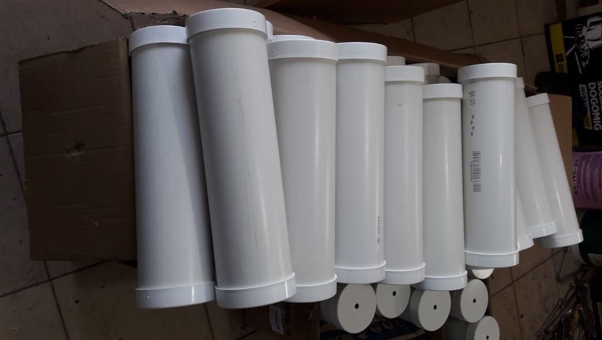 Los empleados de Gestión Ambiental fabrican los colilleros con tubos de PVC. Los empleados de Gestión Ambiental fabrican los colilleros con tubos de PVC.