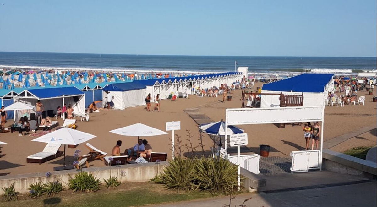 Carpa caliente. Los precios de las carpas en Mar del Plata se incrementaron un 200 por ciento. Carpa caliente. Los precios de las carpas en Mar del Plata se incrementaron un 200 por ciento. 