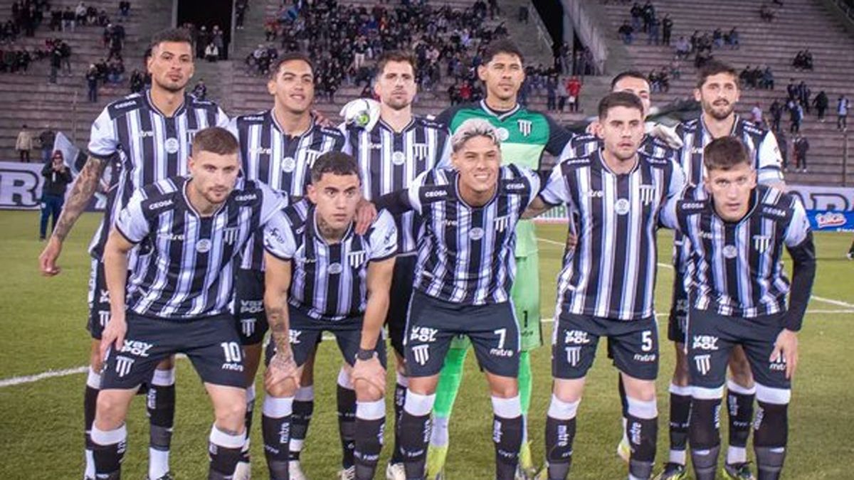 Gimnasia y Esgrima de Mendoza sigue líder y depende de sí mismo pero debe reaccionar.