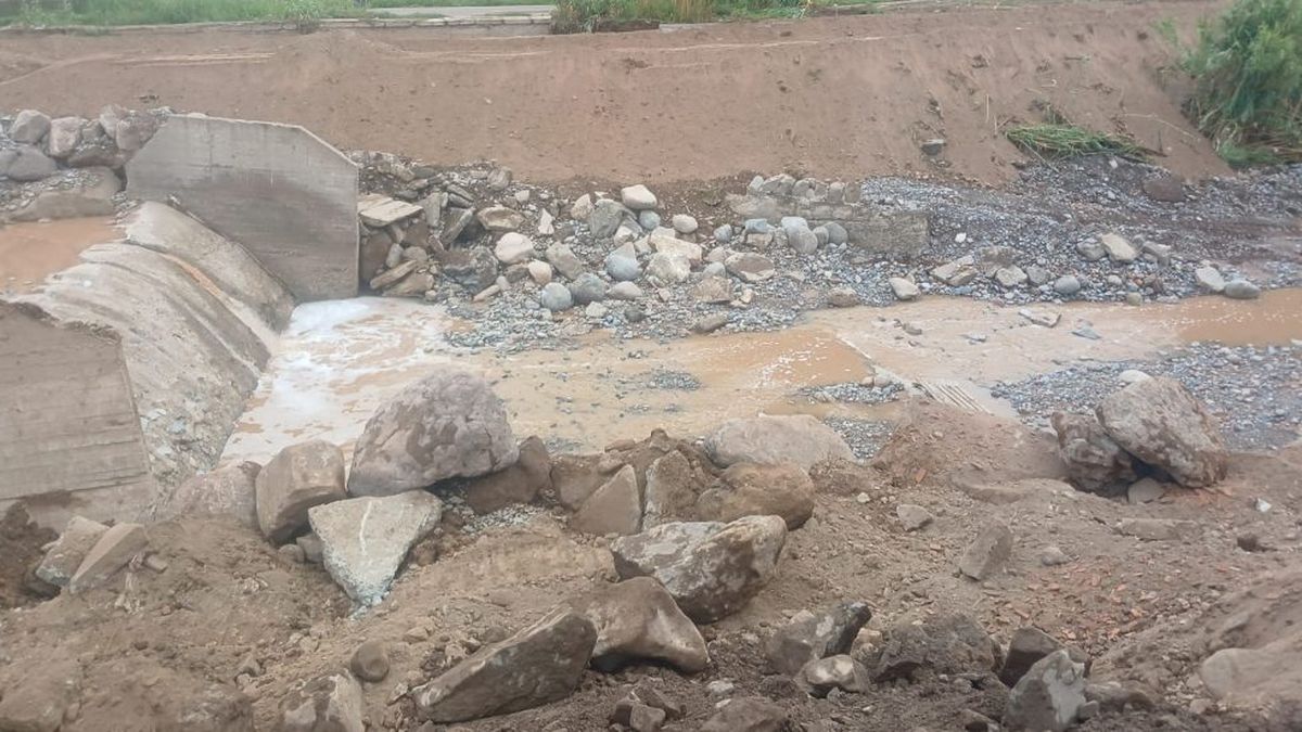 Las reparaciones del canal Cacique Guaymallén se están realizando a la altura del barrio Ujemvi, en Las Heras. Las reparaciones del canal Cacique Guaymallén se están realizando a la altura del barrio Ujemvi, en Las Heras.