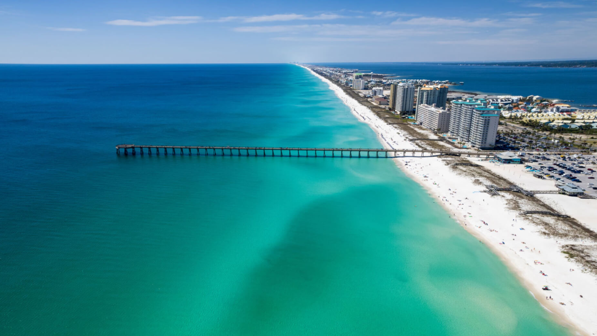 La playa en Florida con aguas color esmeralda en donde se puede bucear