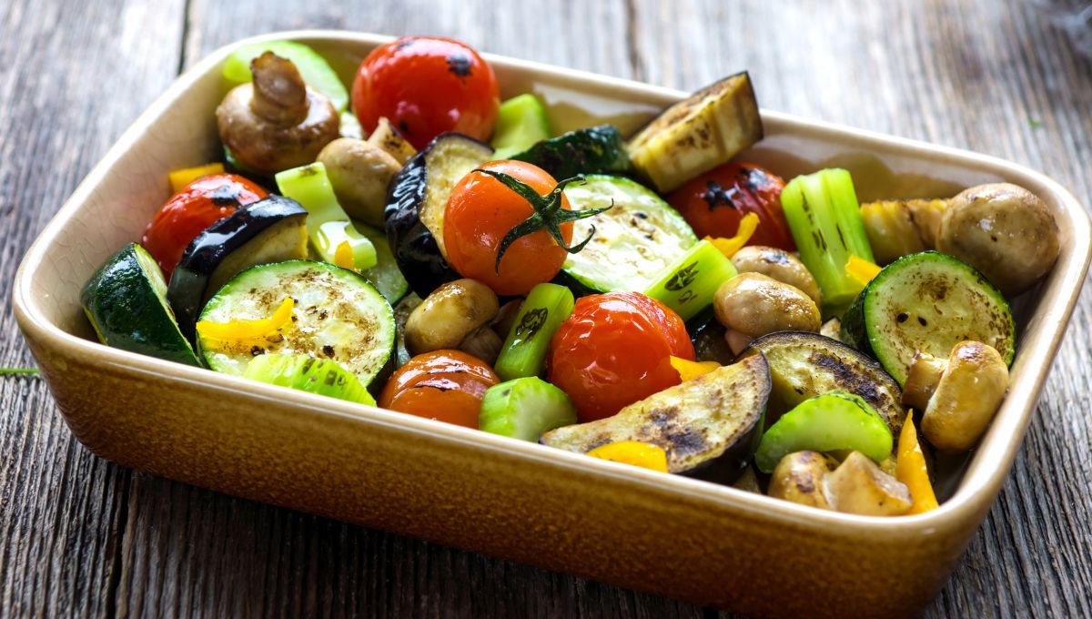 Para que las verduras no se peguen a la fuente, se aconseja precalentar el horno. Para que las verduras no se peguen a la fuente, se aconseja precalentar el horno.