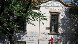 Fachada de la vieja bodega Arizu, sobre avenida San Martín. El edificio y dependencias serán refuncionalizados por la Municipalidad de Godoy Cruz y se convertirá en museo cultural y del vino.